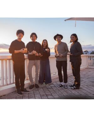 Takashi Sakurai Instagram - 2024年書き初め

昨年より書くと心に決めていた「うまくいく」と「叶（う）」

ひょんな事からみんなで一緒に書き初めをとなりまして晴天の葉山にて、製硯師の青柳貴史さんがみんなで墨を磨れるようにと、見たこともない大きな丸い硯をお持ち頂き、素晴らしい墨と紙と筆で心を込め書かせて頂きました

青柳さん所蔵の世界的にも超貴重な世界最古の石も触らせて頂きとてつもないパワーを感じました

多くの物事が上手く行き、思いを叶え、みなさまにとって素晴らしい一年となりますように

書は楽しい！

#書き初め
#2024
#書