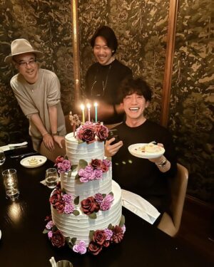 Takashi Sakurai Instagram - 先日ほぼいつメン※T連合会・A同盟会（青柳さんと青木さんは初対面）会食の席でT社2周年を祝って頂いてしまいました

T連合会・総裁 @taeashida あざます

（こちらの様子をストーリー載せたら誕生日おめでとうのメッセージを頂けて嬉しかったですが誕生日は3月です😂）

T.incは3期目も頑張ります！

#ありがとう
#ありがとうありがとう
#マジでありがとう
#書き初め大会やるぞ
#スカルペッた夜