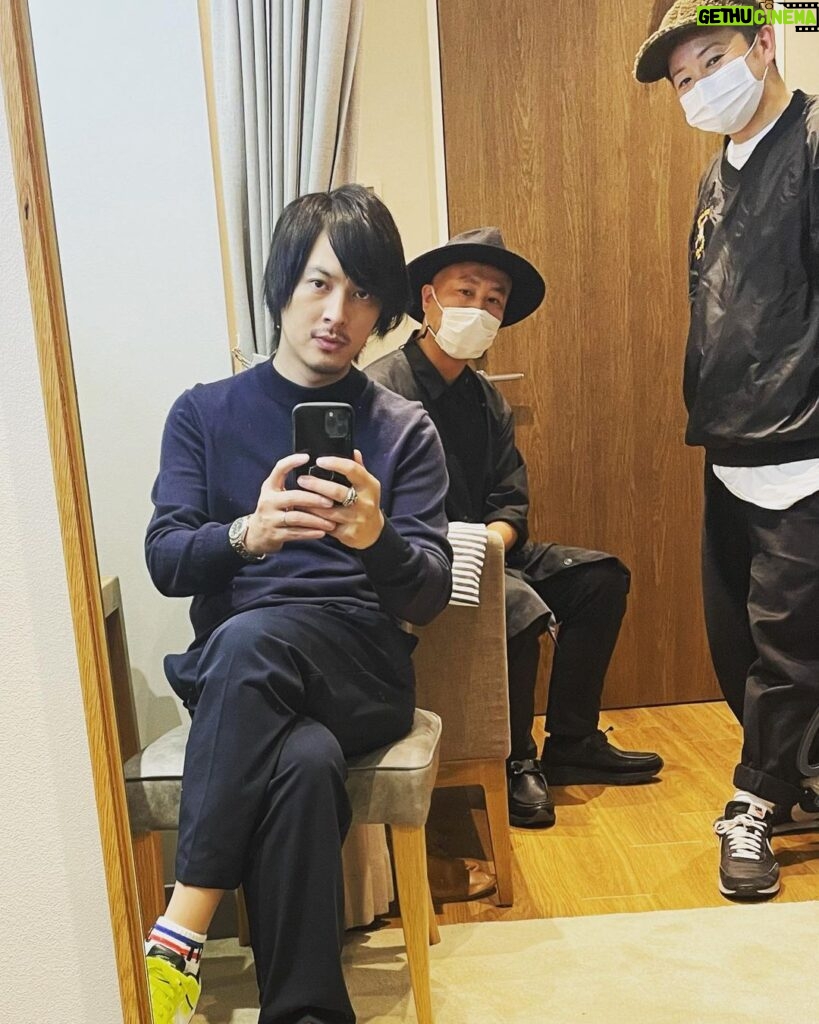 Takashi Tsukamoto Instagram - こんばんは #party #3人 #鏡