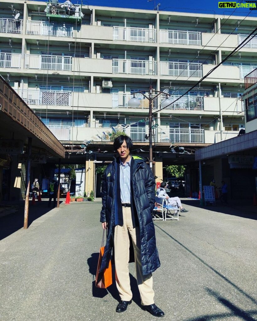 Takashi Tsukamoto Instagram - さて、何処でしょうw ケバブ？ #ドラマ #撮影 #急に寒い