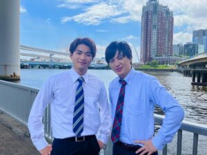 Takashi Tsukamoto Instagram - 本日第5話‼️
21時〜お楽しみに〜
写真は先日のロケより白洲迅君との2ショット🙋‍♂️
#刑事7人
#テレビ朝日
#青山新
#白洲迅　君