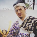 Takashi Tsukamoto Instagram - みんな気づいたかなぁ🤣 NHK「義経のスマホ」 全編スマホだけで送るＳＦ時代劇！ 5月24日（火）～27日（金） 5月31日（火）～6月3日（金） 午前0:25～0:30 #義経のスマホ #NHK #頼朝 #SF時代劇