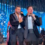 Tamer Hosny Instagram - حبايب قلبي صناع الاغنيه😀 لسه محاسبتهمش والله و لسه مش حافظها بس هنا بقى لما الصحاب يتواطئوا مع ادارة اعمالي عشان انزلها بالقوه 😡عشان حبوها وانا بسجلها مبروك يا احمد يا مالكي مبروك يا سامر يابو طالب مبروك يا امين يا نبيل 🤝😀❤️🤝 و مليون مبروك لاخواتي الصغار اجمل عروسين وديع و آيه و انت يا حمزه حسابك معايا بعدين 😡😉قولت انزل الحته اللي انتشرت الحق اي مشاهدات عندي 🤣🤣 اغنية(( يانهار ابيض)) من البوم هرمون السعاده ،،،،، و نهار ابيض على الجميع ان شاء الله @ahmad_elmalky @samerabotaleb @aminnabil_official @wade3_alwie @ayaa_mn @hamza_nas