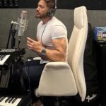 Tamer Hosny Instagram - كنت بسجل اغنيه دراما من اللي بتحبوها عارفكوا انا 😀بتحبوا ال 😭😩😢🥵🥹بس من العيار الاتقل من التقيل و ان شاء الله هتنزل بعد اللي جايه اما اللي جايه بقى فيها مفاجأه هتحبوها اوي ان شاء الله 🤲💪❤️ صباح الجمال عليكم يا اغلى الناس تصوير احمد عبد الفتاح