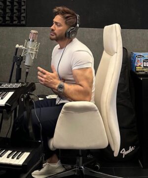 Tamer Hosny Instagram - كنت بسجل اغنيه دراما من اللي بتحبوها عارفكوا انا 😀بتحبوا ال 😭😩😢🥵🥹بس من العيار الاتقل من التقيل  و ان شاء الله هتنزل بعد اللي جايه اما اللي جايه بقى فيها مفاجأه هتحبوها اوي ان شاء الله 🤲💪❤️ صباح الجمال عليكم يا اغلى الناس

تصوير 
احمد عبد الفتاح