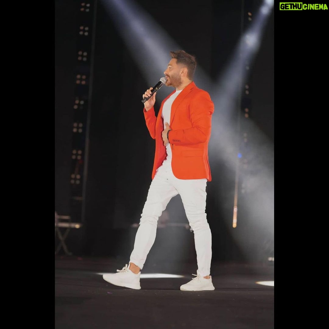 Tamer Hosny Instagram - يمكن قولت كتير على حفلات انها من احلى حفلات حياتي بس حفلة العلمين امبارح بجد هي احلى و اهم حفله عملتها في مشواري الفني كله من اول دخلة الحفله بالطيران على كل هذا الارتفاع و اللوحه الخاصه بكل اغنيه بغنيها من عروض استعراضيه متناسقه مع كل الجرافيكس المعروض على الشاشات المتناسق ايضاً مع ابهار الالعاب الناريه اللي بيعبر عن كل حرف في اي اغنيه بغنيها ، بجد الحفله دي كان وراها ناس كتير مخلصه و بتحب شغلها و قبل اي شيء حابين بعض و حابين الخير لبعض عشان كده طلعنا بالنجاح الجماهيري الخرافي ده و النجاح المسرحي التاريخي ده … شكراً جمهورنا الراقي .. شكراً صناع الحفله … شكراً لاختياري لافتتاح مهرجان العلمين 💪🇪🇬 #العالم_علمين