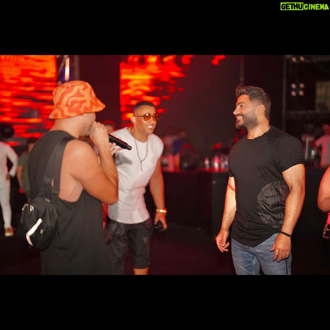 Tamer Hosny Instagram - من تحضيرات امس استعداداً لحفل اليوم بالعلمين مستنيكوا يا حلوين .. و تاني … امانه عليكم محدش يتأخر عشان في معاد لقفل الابواب مكتوب على التذاكر ده كمان غير احتمالات الزحمه بالتوفيق 🤲❤️💪