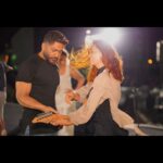 Tamer Hosny Instagram - من تحضيرات امس استعداداً لحفل اليوم بالعلمين مستنيكوا يا حلوين .. و تاني … امانه عليكم محدش يتأخر عشان في معاد لقفل الابواب مكتوب على التذاكر ده كمان غير احتمالات الزحمه بالتوفيق 🤲❤️💪