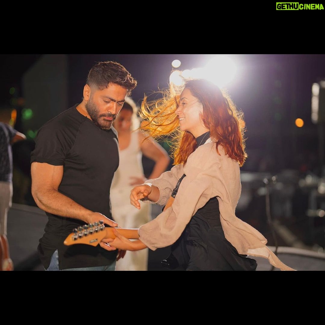 Tamer Hosny Instagram - من تحضيرات امس استعداداً لحفل اليوم بالعلمين مستنيكوا يا حلوين .. و تاني … امانه عليكم محدش يتأخر عشان في معاد لقفل الابواب مكتوب على التذاكر ده كمان غير احتمالات الزحمه بالتوفيق 🤲❤️💪