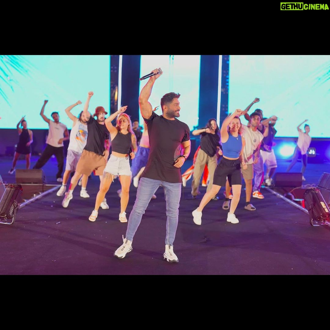 Tamer Hosny Instagram - من تحضيرات امس استعداداً لحفل اليوم بالعلمين مستنيكوا يا حلوين .. و تاني … امانه عليكم محدش يتأخر عشان في معاد لقفل الابواب مكتوب على التذاكر ده كمان غير احتمالات الزحمه بالتوفيق 🤲❤️💪