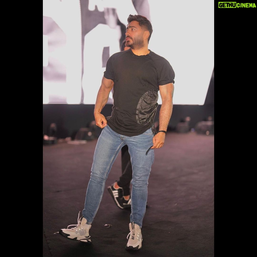 Tamer Hosny Instagram - من تحضيرات امس استعداداً لحفل اليوم بالعلمين مستنيكوا يا حلوين .. و تاني … امانه عليكم محدش يتأخر عشان في معاد لقفل الابواب مكتوب على التذاكر ده كمان غير احتمالات الزحمه بالتوفيق 🤲❤️💪