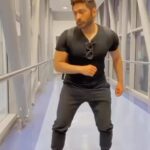 Tamer Hosny Instagram - خلاص تاج جنني 😂و بقيت اخرج و اسافر بطريقته 😂👑 انتظروا اغنية تاج اللي في الخلفيه دي قريباً ان شاء الله 😉💪👑