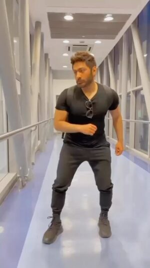 Tamer Hosny Instagram - خلاص تاج جنني 😂و بقيت اخرج و اسافر  بطريقته 😂👑
انتظروا اغنية تاج اللي في الخلفيه دي قريباً ان شاء الله 😉💪👑