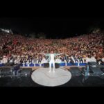 Tamer Hosny Instagram - حفلة تونس فعلاً من اجمل حفلات حياتي و فعلاً الحب اللي شوفته في عيون الجمهور و المذيعين و كل الحاضرين و ترحاب السيد الأمين العام لجامعة الدول العربيه احمد ابو الغيط و جميع السفراء و الوزراء الكرام من مختلف انحاء الوطن العربي و الساده الاعلاميين و الصحفيين الكبار شوفت حب منهم افقدني النطق بالاضافه لتكريمي بأرق الكلمات المعبره من الاعلام التونسي الحبيب و الجمهور التونسي الراقي العظيم كنت حاسس و كأني اول مره اغني في حياتي حضوركم الكريم بكل هذا العدد الضخم تكريم كبير اوي ليا من كل قلبي مليون شكراً كل الشرف لغنائي على مسرح قرطاچ العظيم في المهرجان العربي للاذاعه و التلفزيون شكراً تونس 🫶💪🇹🇳 شكراً شعب تونس الحبيب 🫶❤️