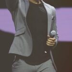 Tamer Hosny Instagram - ده ملخص ليكم من حفلة الكويت للي معرفش يشوف منها حاجه بس انا هكتب عن اللحظه اللي عدت عليا مع جمهور الكويت العظيم في آخر الڤيديو لحظه حب عمري ما هنساها… احياناً الفنان يتأثر و يصل للحظة اندماج و صدق و توحد مع الاغنيه بتخليه يتأثر و يضعف من داخله لدرجه محدش ممكن يتخيلها و ده غصب عنه طبعاً بما انه انسان و قمة السعاده و الحب لما الجمهور يحس بكده و يقرر ان يتحول لقلب واحد و اشوفه فجأه سند و ضهر بيشجعني زي مدرب لاعب الملاكمه اللي بيشجع اللاعب بتاعه عشان يقوم و يكمل .. شكراً شكراً شكراً من كل قلبي جمهور الكويت الراقي 🇰🇼