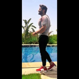 Tamer Hosny Instagram - تصوير و اخراج آدم تامرحسني 👦🏻😂البيه عاملي مصور و قال ايه بيوجهني اقف ازاي 
😂 قبل ما يروح الحضانه بتاعته 

صباحكم جميل متغلف بهرمونات السعاده يا اغلى الناس  يارب كل الخير و كل الاماني الحلوه  ليكم ربنا يحققها 🤲🤲🤲