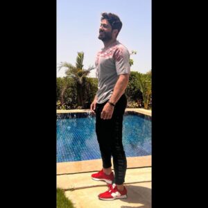 Tamer Hosny Instagram - تصوير و اخراج آدم تامرحسني 👦🏻😂البيه عاملي مصور و قال ايه بيوجهني اقف ازاي 😂 قبل ما يروح الحضانه بتاعته صباحكم جميل متغلف بهرمونات السعاده يا اغلى الناس يارب كل الخير و كل الاماني الحلوه ليكم ربنا يحققها 🤲🤲🤲