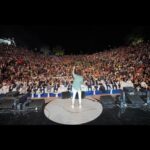Tamer Hosny Instagram - حفلة تونس فعلاً من اجمل حفلات حياتي و فعلاً الحب اللي شوفته في عيون الجمهور و المذيعين و كل الحاضرين و ترحاب السيد الأمين العام لجامعة الدول العربيه احمد ابو الغيط و جميع السفراء و الوزراء الكرام من مختلف انحاء الوطن العربي و الساده الاعلاميين و الصحفيين الكبار شوفت حب منهم افقدني النطق بالاضافه لتكريمي بأرق الكلمات المعبره من الاعلام التونسي الحبيب و الجمهور التونسي الراقي العظيم كنت حاسس و كأني اول مره اغني في حياتي حضوركم الكريم بكل هذا العدد الضخم تكريم كبير اوي ليا من كل قلبي مليون شكراً كل الشرف لغنائي على مسرح قرطاچ العظيم في المهرجان العربي للاذاعه و التلفزيون شكراً تونس 🫶💪🇹🇳 شكراً شعب تونس الحبيب 🫶❤️