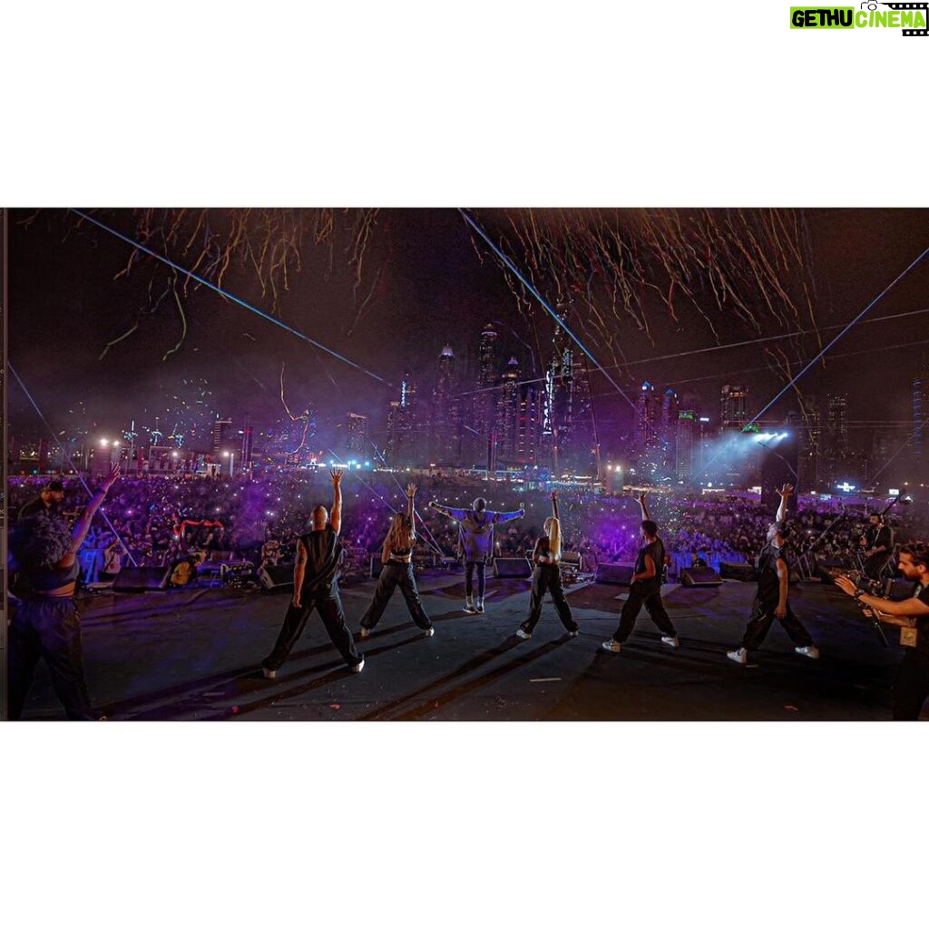 Tamer Hosny Instagram - من حفل مهرجان دبي ، شكراً للحضور الكريم من جماهير الامارات و كل الجاليات العربيه نورتوني photo by menam_photography