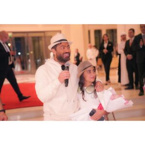 Tamer Hosny Instagram - ‎وصولي دبي انا و تاليه مطقمين ولابسين زي بعض 😀 بالمناسبه والله الاستقبال ده حصل عشان تاليه  كل الحب و الاحترام للمنظمين الكرام 
‎و ادارة فندق  @palazzoversacedubai …جماهير دبي الغاليين منتظركم بكرا ان شاء الله في الحفله