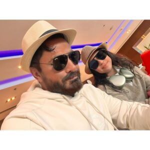 Tamer Hosny Instagram - ‎وصولي دبي انا و تاليه مطقمين ولابسين زي بعض 😀 بالمناسبه والله الاستقبال ده حصل عشان تاليه  كل الحب و الاحترام للمنظمين الكرام 
‎و ادارة فندق  @palazzoversacedubai …جماهير دبي الغاليين منتظركم بكرا ان شاء الله في الحفله