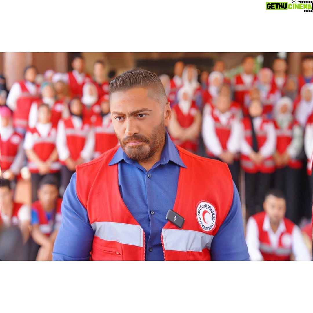 Tamer Hosny Instagram - مساء الخير عليكم شبابنا و كل اهالينا في مصر طبعاً كلنا شوفنا اللي حصل في المغرب و ليبيا و اكيد كلنا في اشد حالات الحزن و نفسنا نعمل حاجه كلامي للّي قادر .. واللي مش قادر جزاه الله كل خير لو كثف الدعاء لاهالينا و اخواتنا مش هطول عليكم … يا جماعة عندنا في مصر جمعية الهلال الاحمر المصري بجد ناس ليهم الجنه ان شاء الله انا فخور بيهم اوي و بحبهم اوي من كل قلبي، دول ناس رحيمه وهبوا حياتهم لخدمة الانسانيه و كل يوم عندهم شباب جميل متطوع لخدمة الانسانيه ، الحقيقه ان انا بمشيئة الله دايماً معاهم في كل ازمه بتقابل مصر او اي شعب عربي بس اكيد انا مش كفايه .. اتمنى من كل مصري انه يهتم بالجمعية العظيمه الرحيمه دي و يحاول يقدم اي دعم و لو بسيط ليهم ،و اتمنى ان اللي ميعرفهمش يحاول يعرفهم كويس عشان لو عرفهم و عرف دورهم و ازاي بيخاطروا بحياتهم عشان سلامة و انقاذ البشر هيبصلهم بنظره عظيمه تانيه من قلبي كل المواساه لاهالينا في المغرب و ليبيا و من ارض مصر بنقولكم كل مصر معاكم و خالص تعازينا لاسر الضحايا من اهالينا و كل الدعاء لعودة و سلامة المفقودين منهم ربنا يصبركم و يحفظكم و يحفظ امتنا العربيه 🤲 @egyptianredcrescent