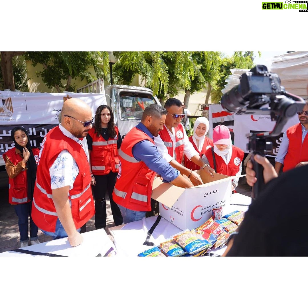 Tamer Hosny Instagram - مساء الخير عليكم شبابنا و كل اهالينا في مصر طبعاً كلنا شوفنا اللي حصل في المغرب و ليبيا و اكيد كلنا في اشد حالات الحزن و نفسنا نعمل حاجه كلامي للّي قادر .. واللي مش قادر جزاه الله كل خير لو كثف الدعاء لاهالينا و اخواتنا مش هطول عليكم … يا جماعة عندنا في مصر جمعية الهلال الاحمر المصري بجد ناس ليهم الجنه ان شاء الله انا فخور بيهم اوي و بحبهم اوي من كل قلبي، دول ناس رحيمه وهبوا حياتهم لخدمة الانسانيه و كل يوم عندهم شباب جميل متطوع لخدمة الانسانيه ، الحقيقه ان انا بمشيئة الله دايماً معاهم في كل ازمه بتقابل مصر او اي شعب عربي بس اكيد انا مش كفايه .. اتمنى من كل مصري انه يهتم بالجمعية العظيمه الرحيمه دي و يحاول يقدم اي دعم و لو بسيط ليهم ،و اتمنى ان اللي ميعرفهمش يحاول يعرفهم كويس عشان لو عرفهم و عرف دورهم و ازاي بيخاطروا بحياتهم عشان سلامة و انقاذ البشر هيبصلهم بنظره عظيمه تانيه من قلبي كل المواساه لاهالينا في المغرب و ليبيا و من ارض مصر بنقولكم كل مصر معاكم و خالص تعازينا لاسر الضحايا من اهالينا و كل الدعاء لعودة و سلامة المفقودين منهم ربنا يصبركم و يحفظكم و يحفظ امتنا العربيه 🤲 @egyptianredcrescent