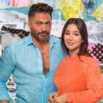 Tamer Hosny Instagram - رجعنالكم تاني انا و النجمه الجميله اسيل عمران بعد كليب ناسيني ليه اللي كلكم حبيتوه .. بس دلوقتي مش كليب بس احنا بنحضر رحله فنيه اطول كنتوا مستنيينها من زمان … انتظروا اول خطوه في الرحله و هي كليب اغنيتي الجديده ( حوّا ) من البوم هرمون السعاده يوم الخميس القادم ان شاء الله الساعه السادسه مساءً 💪❤️