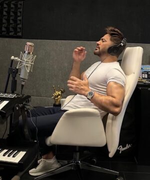 Tamer Hosny Instagram - كنت بسجل اغنيه دراما من اللي بتحبوها عارفكوا انا 😀بتحبوا ال 😭😩😢🥵🥹بس من العيار الاتقل من التقيل  و ان شاء الله هتنزل بعد اللي جايه اما اللي جايه بقى فيها مفاجأه هتحبوها اوي ان شاء الله 🤲💪❤️ صباح الجمال عليكم يا اغلى الناس

تصوير 
احمد عبد الفتاح