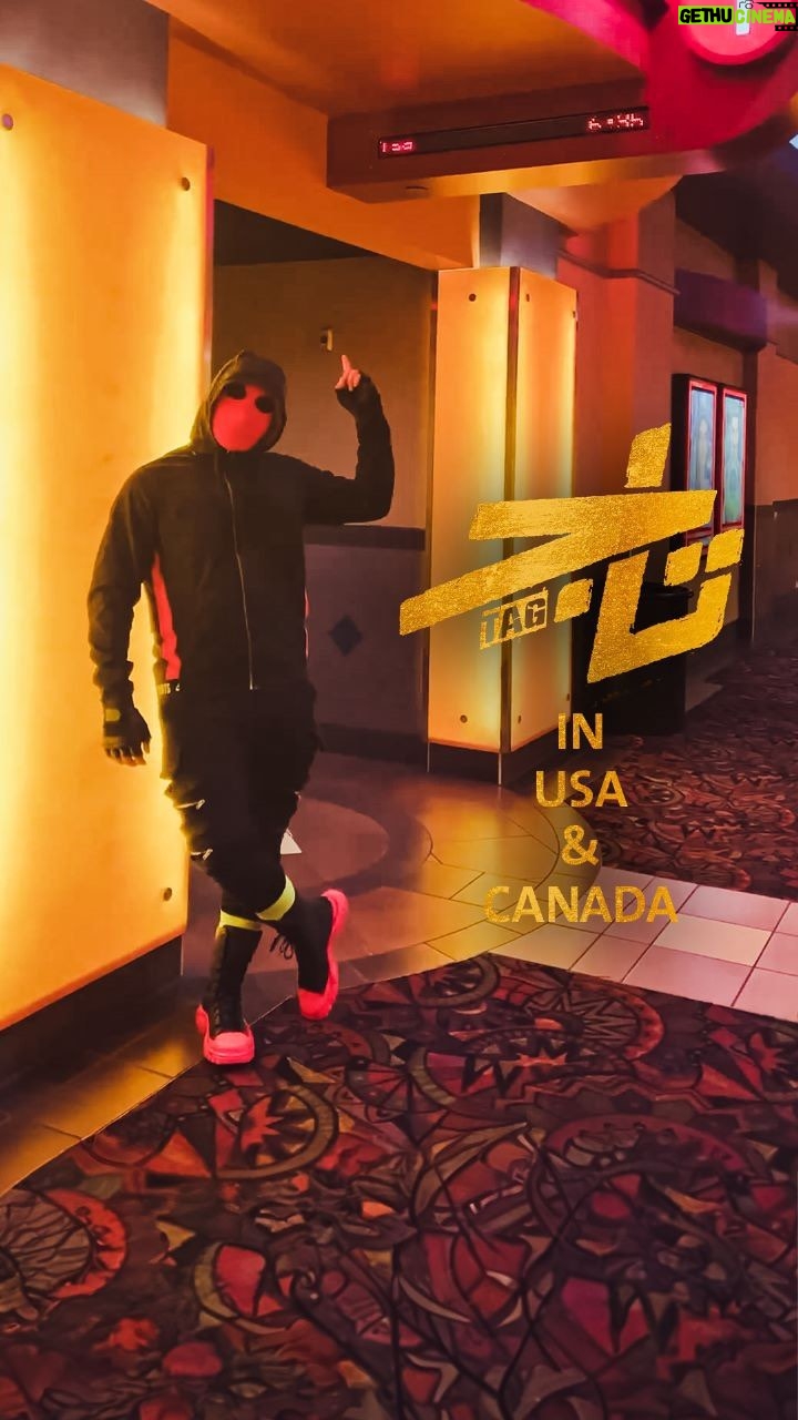 Tamer Hosny Instagram - فيلم تاج يُعرض حاليا في امريكا و كندا و شكراً للّي راحوا الفيلم و الشاب الجميل اللي عامل تاج 😀 بجد عامله صح اوي و اللبس الاصلي كمان يا جامد 😀💪