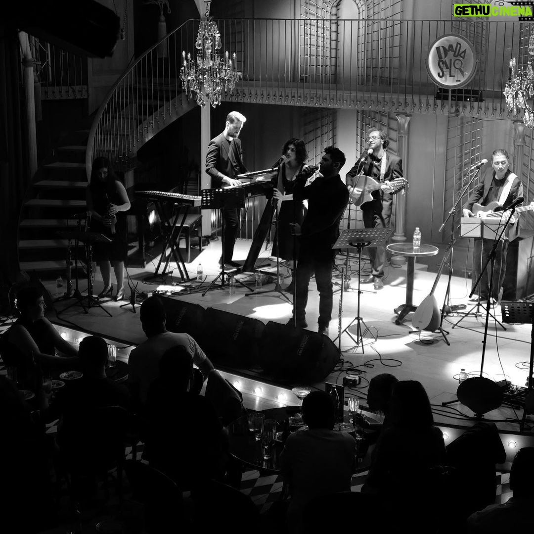 Tansel Öngel Instagram - Aşk-ın Deniz’i prömiyerden karelerle yarına hazırlanmaya devam 🎼
