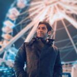 Tansel Öngel Instagram - Altı üstü bir bilet parası Haydi koş gel bir cennet burası Rengarenk bir yaşam umut rüyası Dönme dolap bir ömür öğütür Orda zaman durur hep dönülür Yorgun düşer düşünceler bölünür Lunapark gerçek mutlulukların Olsa olsa bir parmak balı Oysa aslında hepimizin masalı 📸 @omergulas_