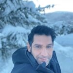 Tansel Öngel Instagram - Karlar düşer, düşer ama biz ağlamayalım ❄️