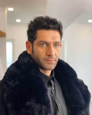 Tansel Öngel Instagram - Kameraya bakalım 🕊
Devamı yakında @lofficielhommesturkiye de 🤍
Styling; @ilhandalaklioglu