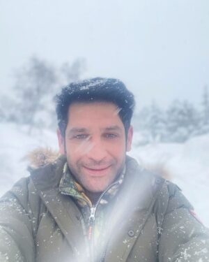 Tansel Öngel Instagram - Karlar düşer, düşer ama biz ağlamayalım ❄️