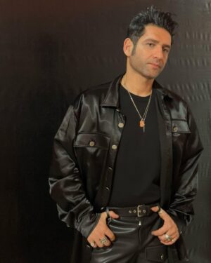 Tansel Öngel Instagram - Akşama hazır mıyız ? 
Styling @murathannw 
#maskekimsinsen