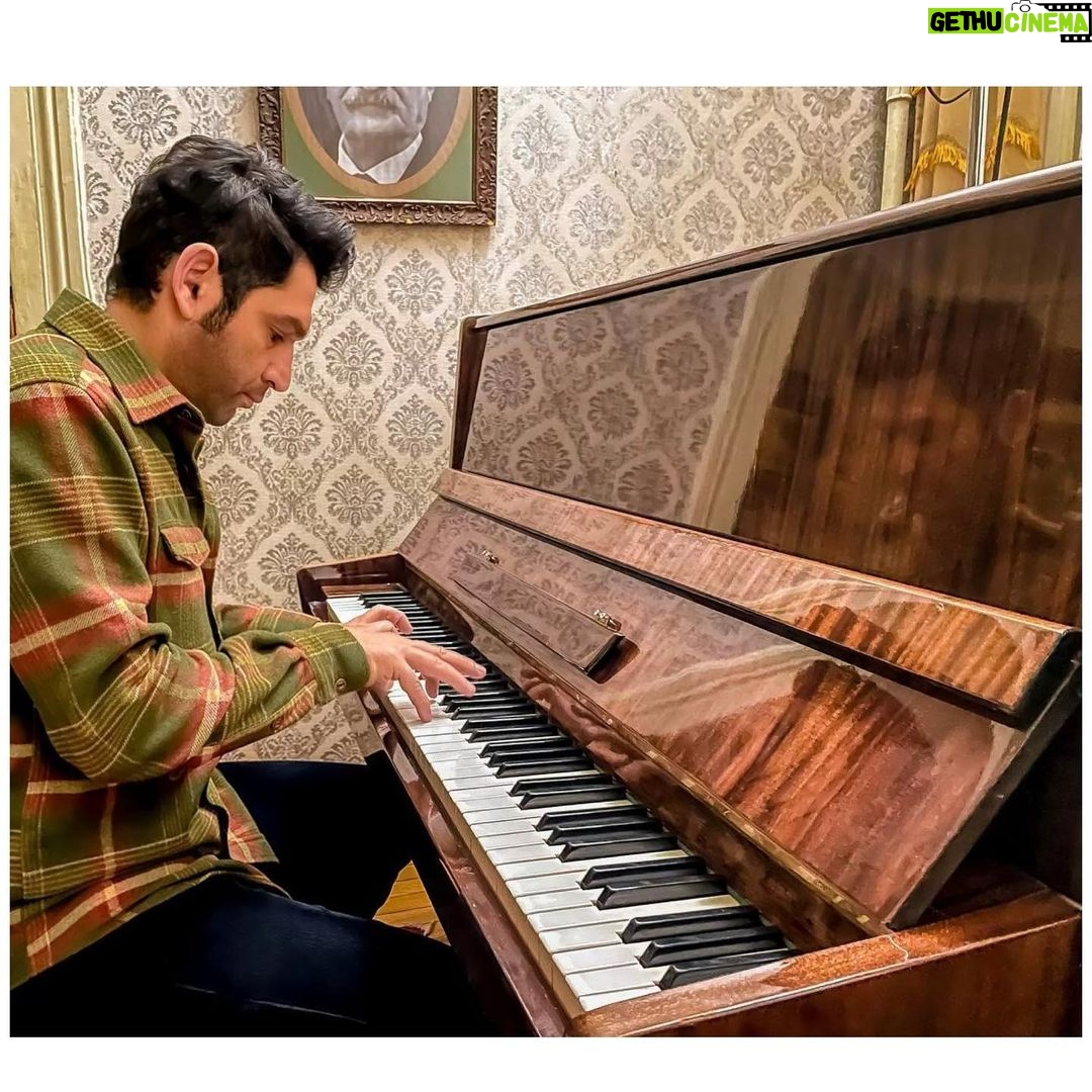 Tansel Öngel - 19.1K Likes - Göğe bakmaktan boynum tutulmuş olabilir 🕊 Sizde durumlar nasıl?