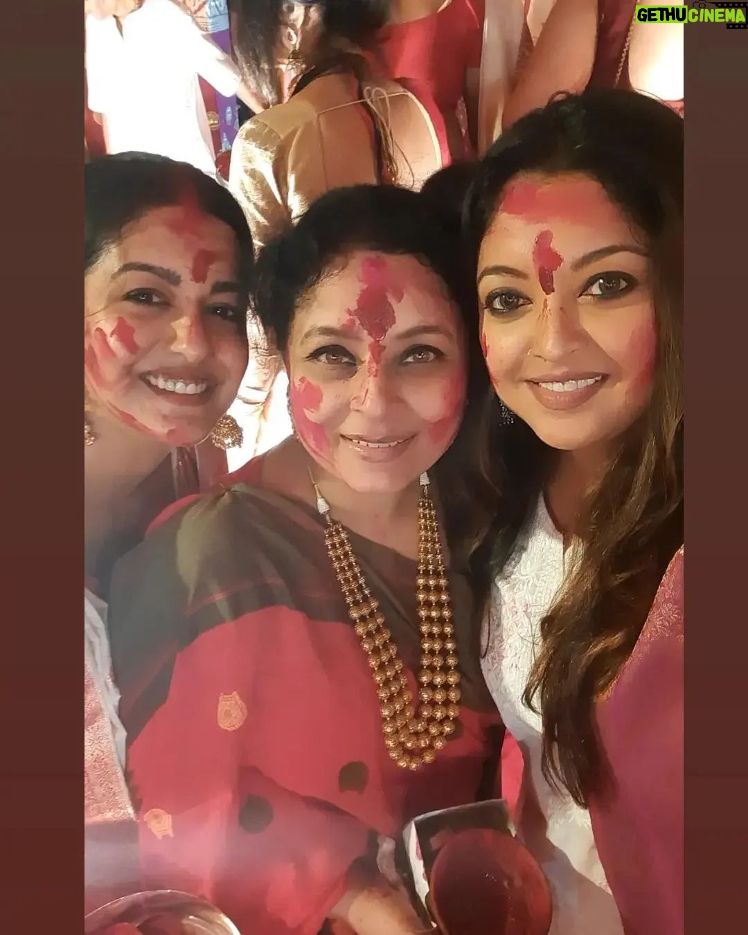 Tanushree Dutta Instagram - Durga Pujo shidur khela at Juhu...