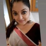 Tanushree Dutta Instagram – My favourite look in this year’s Navratri..Simple & basic cotton saree with silver jwellery.