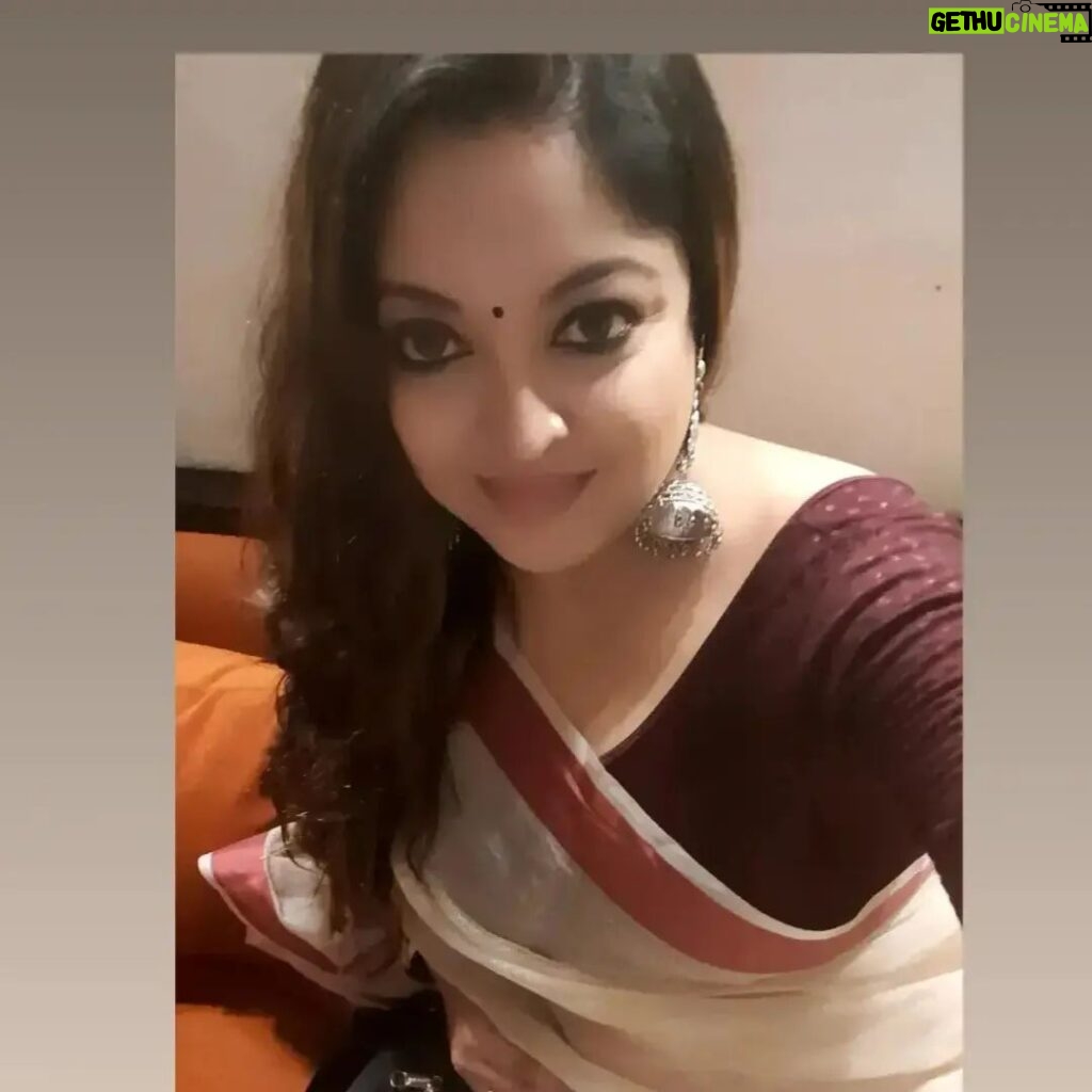 Tanushree Dutta Instagram - My favourite look in this year's Navratri..Simple & basic cotton saree with silver jwellery.
