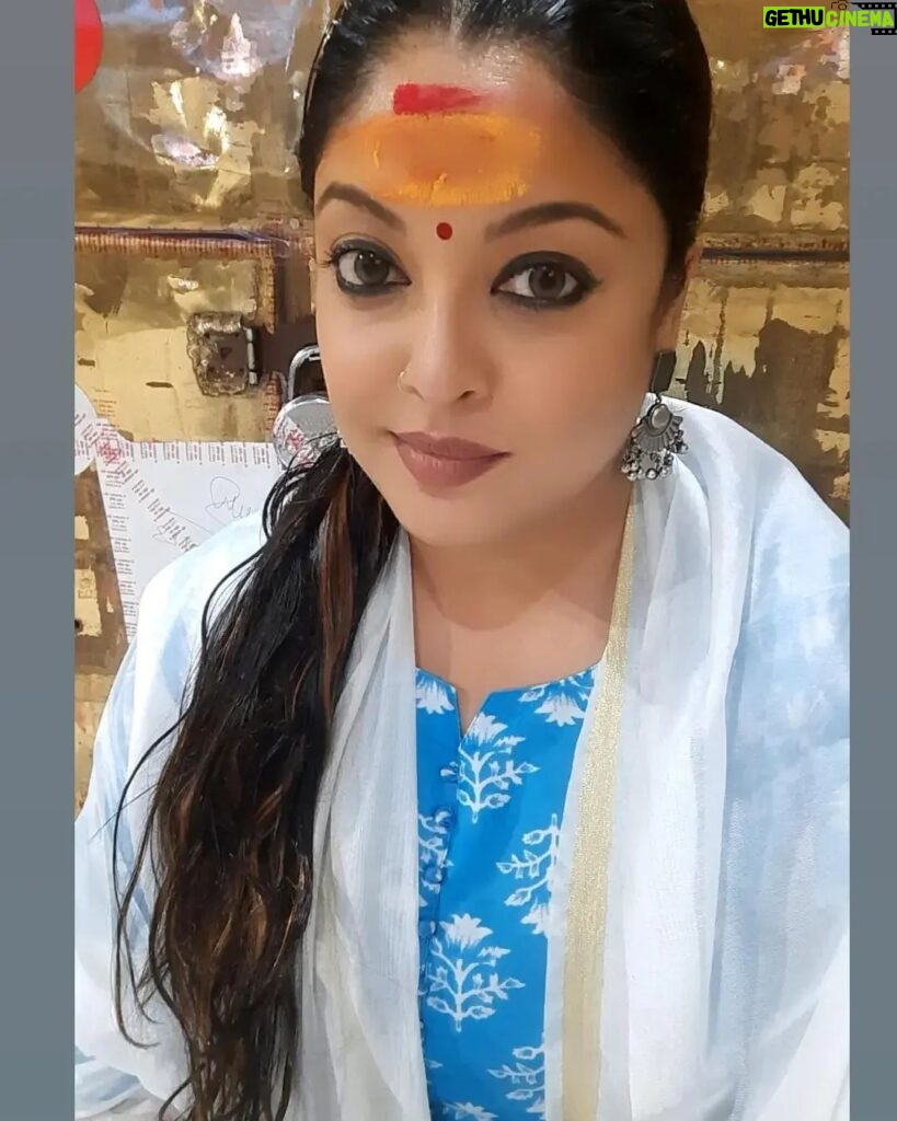 Tanushree Dutta Instagram - Day 4 of my Ujjain Visit...Mahakaal darshan. I visit every 1- 2 months or so. Quick short visits to reconnect my spirituality to a power point. I really need to buy a small home here now!! Tired of dealing with hotel booking hassles & other stuff. Checking out some properties while I'm here. Praying that I should find something nice for long term so I can anytime hop in & out. Will keep a home in Mumbai too ofcourse...I might start work on a feature film next year. Let's see...
