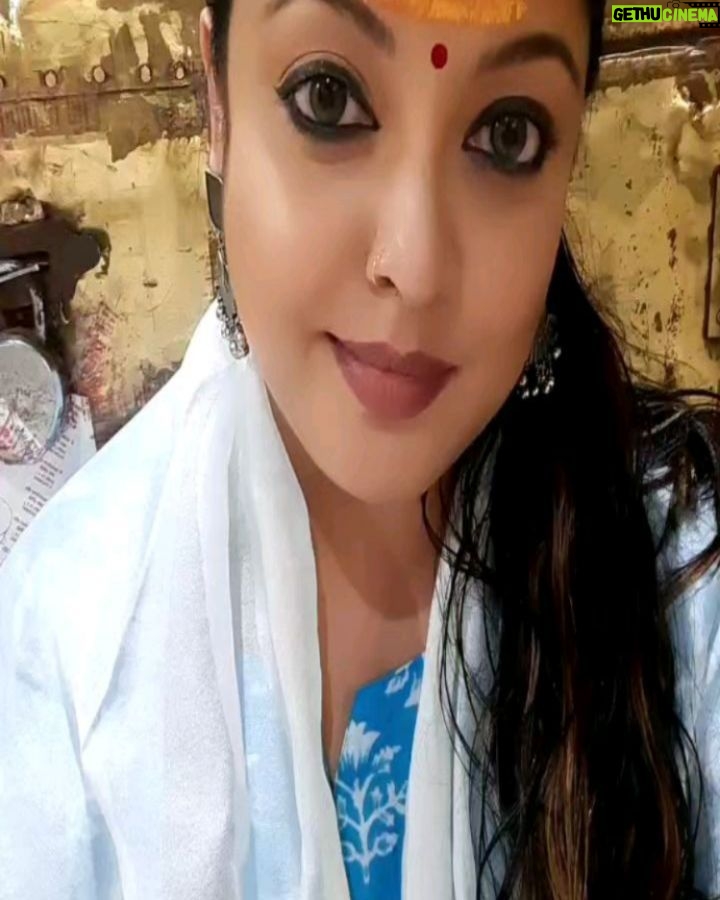 Tanushree Dutta Instagram - Day 4 of my Ujjain Visit...Mahakaal darshan. I visit every 1- 2 months or so. Quick short visits to reconnect my spirituality to a power point. I really need to buy a small home here now!! Tired of dealing with hotel booking hassles & other stuff. Checking out some properties while I'm here. Praying that I should find something nice for long term so I can anytime hop in & out. Will keep a home in Mumbai too ofcourse...I might start work on a feature film next year. Let's see...