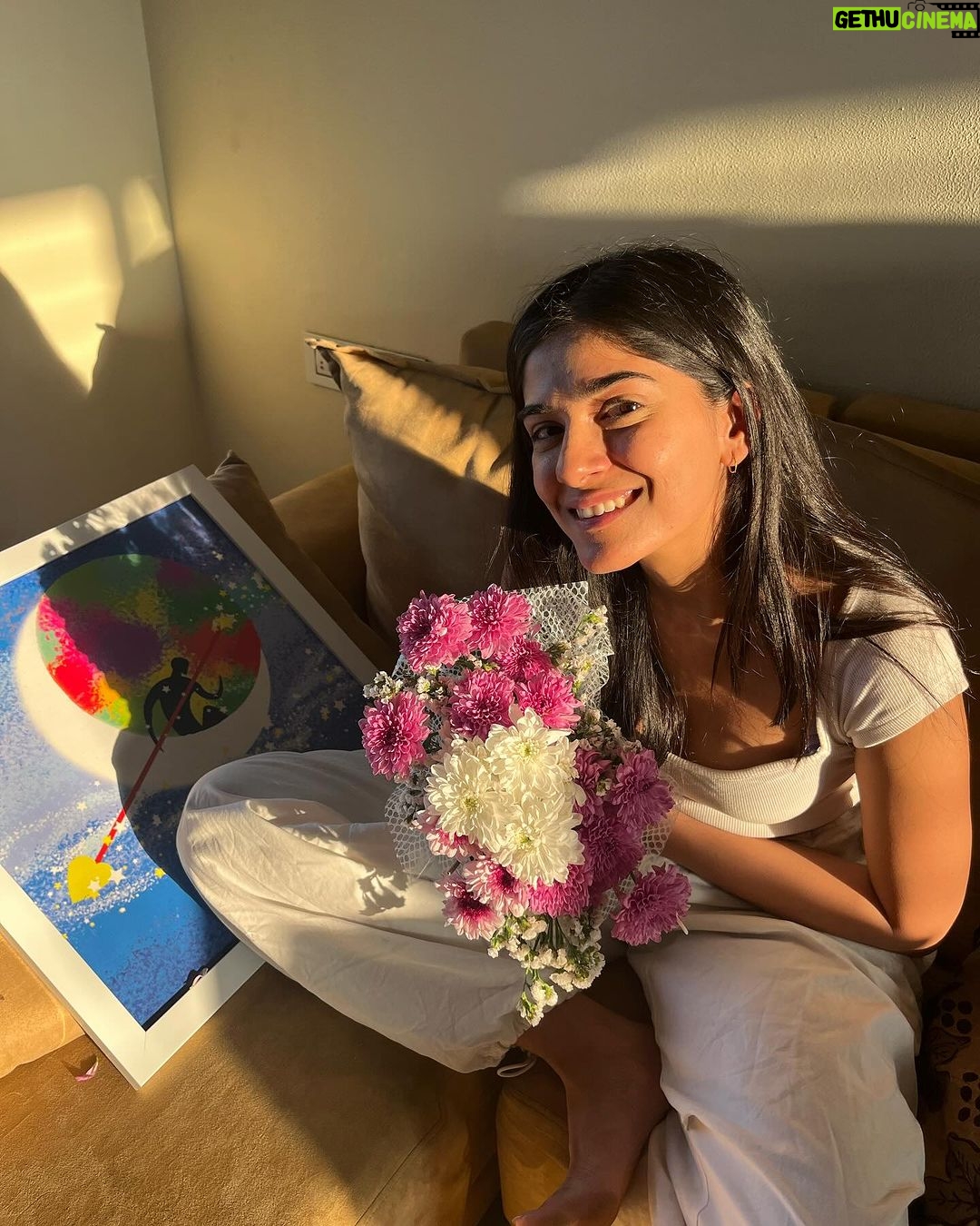 Tanvi Malhara Instagram - Somewhere between acting and making content, doing work and spending time with my loved ones, eating well and watching stuff I realised that itna bhi life tough nahi hai. It’s actually quite simple. The golden rule is to keep going, be truthful and have fun💕 My purpose has always been to make people smile but only this year I realized that I also want to make people feel something and hopefully through my work I shall be doing a lot more of that in the coming year. I cannot wait to work more, love more, laugh more, travel more and write more💕 2023, you been lovely🤍 #newyear #2024 #beginnings #tanvimalhara