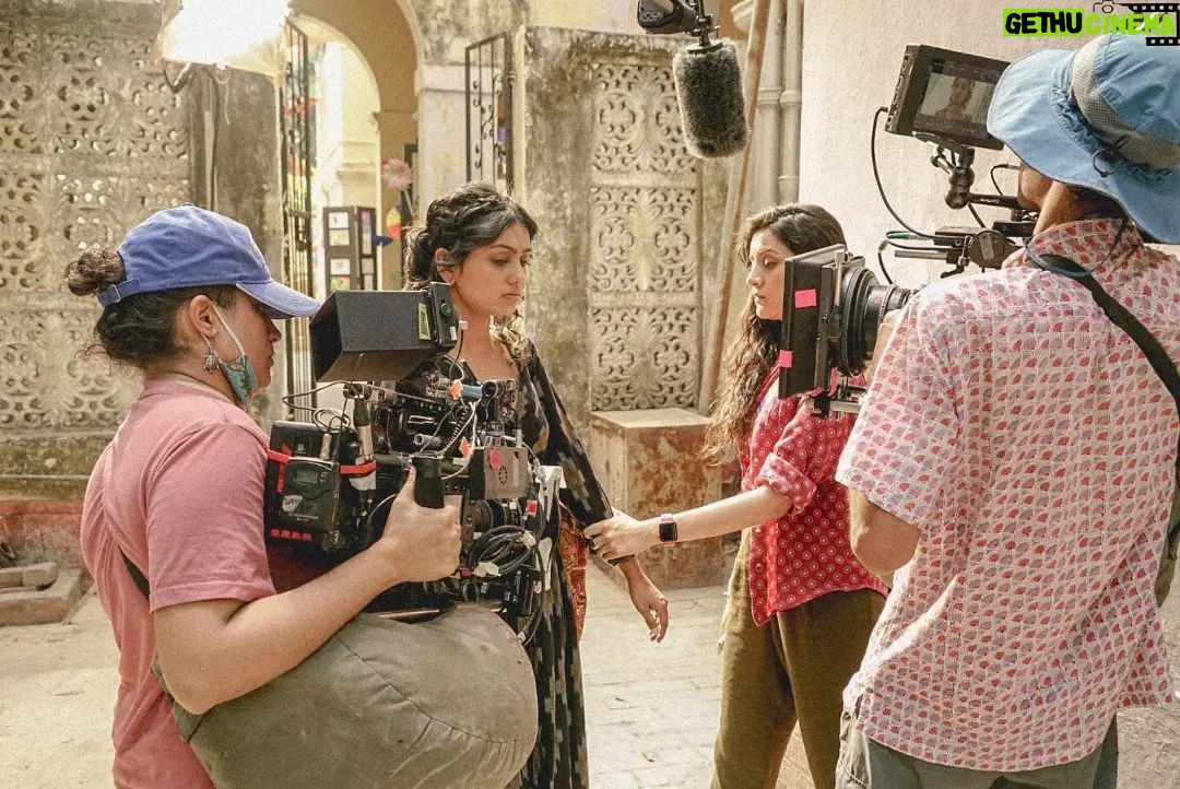 Tanvi Rao Instagram - The people of Gulmohar are what made Gulmohar truly bloom 🌸 There are so many people missing in these pictures, but I hope my love reaches out to everyone who made this shoot a time of such happiness and vibrancy. Some working stills from #Gulmohar Picture Credits- @routes_and_shoots @disneyplushotstar @pagliji Directed by @rahulchittella Beautifully captured by @eeshitnarain @chalkboardentertainment @zeemusiccompany #sharmilatagore @bajpayee.manoj @simranrishibagga @kavidrama @santhybee @utsavijhamusic @surajsharmagram @nargisnandal @sriharsh_sibu @seth_kanishk @danishsood @pujasarup @rajovilla @aayushi_diwan @sleepynushh @ishaanweenie @manshakhurana @routes_and_shoots Delhi, India