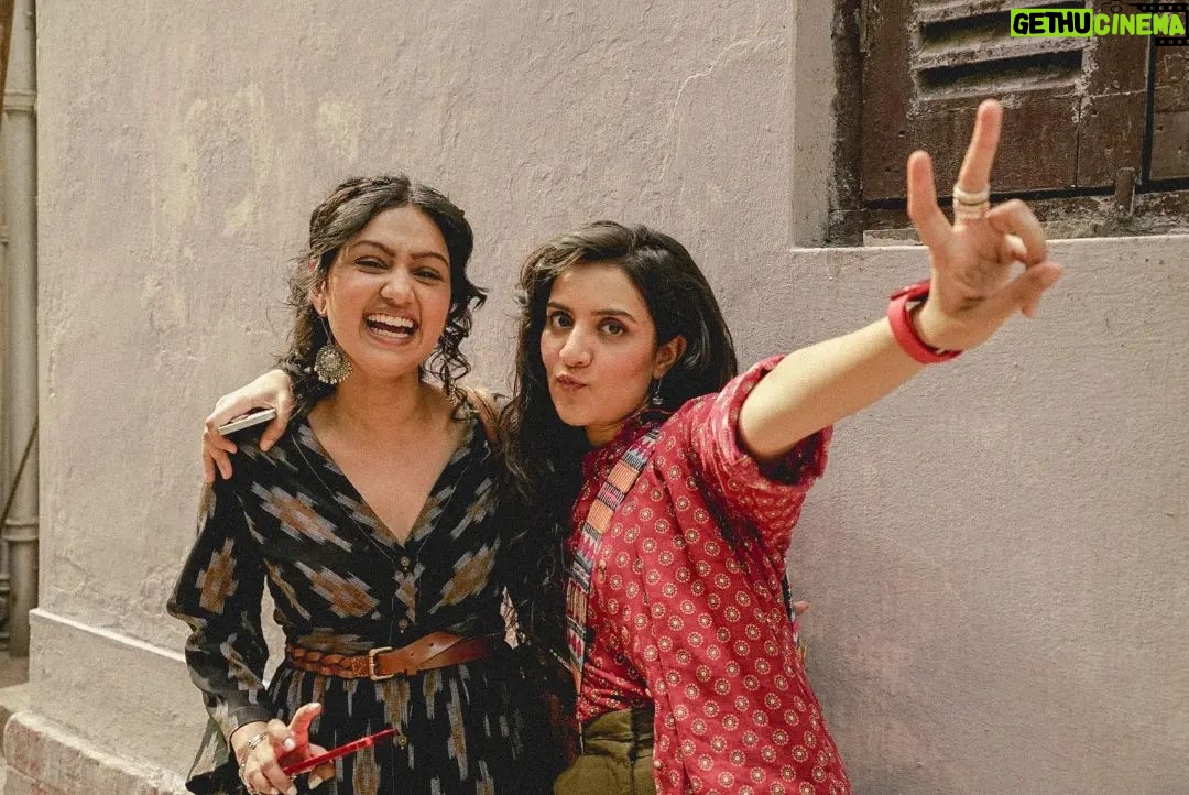 Tanvi Rao Instagram - The people of Gulmohar are what made Gulmohar truly bloom 🌸 There are so many people missing in these pictures, but I hope my love reaches out to everyone who made this shoot a time of such happiness and vibrancy. Some working stills from #Gulmohar Picture Credits- @routes_and_shoots @disneyplushotstar @pagliji Directed by @rahulchittella Beautifully captured by @eeshitnarain @chalkboardentertainment @zeemusiccompany #sharmilatagore @bajpayee.manoj @simranrishibagga @kavidrama @santhybee @utsavijhamusic @surajsharmagram @nargisnandal @sriharsh_sibu @seth_kanishk @danishsood @pujasarup @rajovilla @aayushi_diwan @sleepynushh @ishaanweenie @manshakhurana @routes_and_shoots Delhi, India