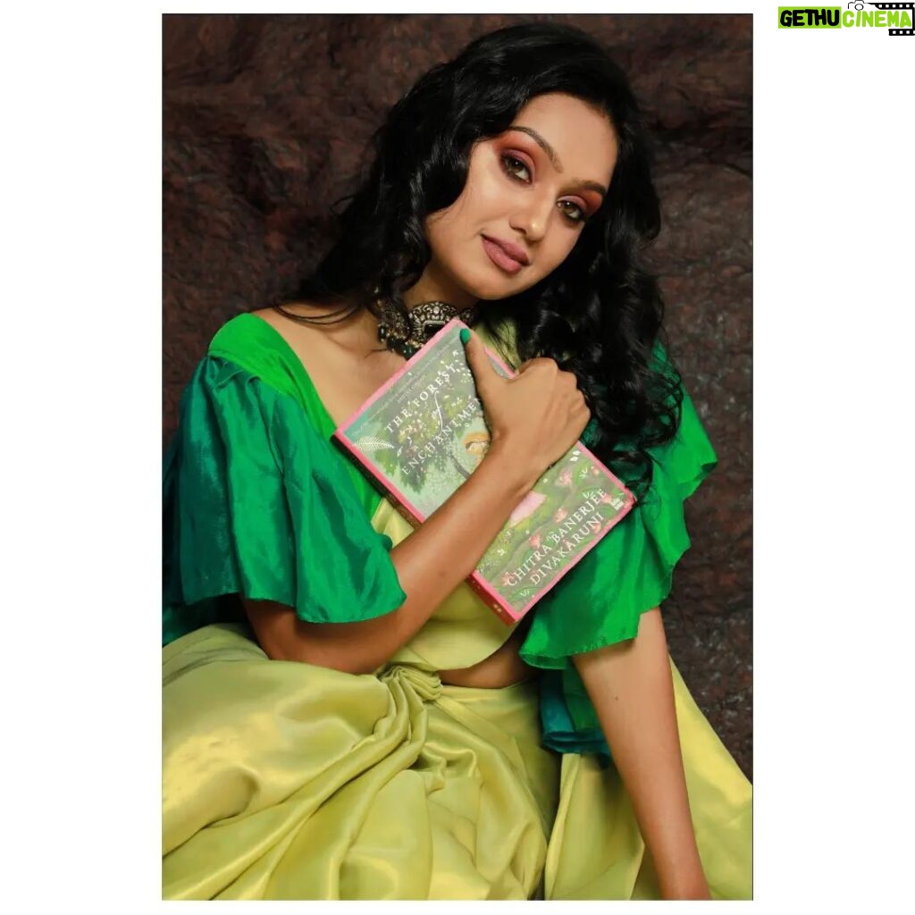 Tanvi Rao Instagram - Forest of enchantments 🦚 Make up : @makeupbyshwethasudhi Jewellery: @shwethasudhijewellery Costumes : @ayra_designer.__studio #makeup #saree #model #photoshoot #books #mood #love #lost #dream #tanvirao Bangalore, India
