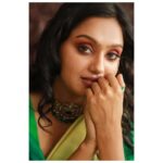 Tanvi Rao Instagram - Rekha, the dreamy-eyed lover! Before this shoot, I thought about Rekha and her interview with Simi Garewal. I reminded myself of her grace, the strength in her voice, and her smile at every intimate painful question that could have wounded her. And so to me, this shoot was about Rekha and her majestic presence 🌟 Make up : @makeupbyshwethasudhi Jewellery: @shwethasudhijewellery Costumes : @ayra_designer.__studio #rekha #rekhaji #bollywood #strongwomen #beauty #lover #seductress #simigarewal #glamour #makeup #saree #model #photoshoot #tanvirao Bangalore, India
