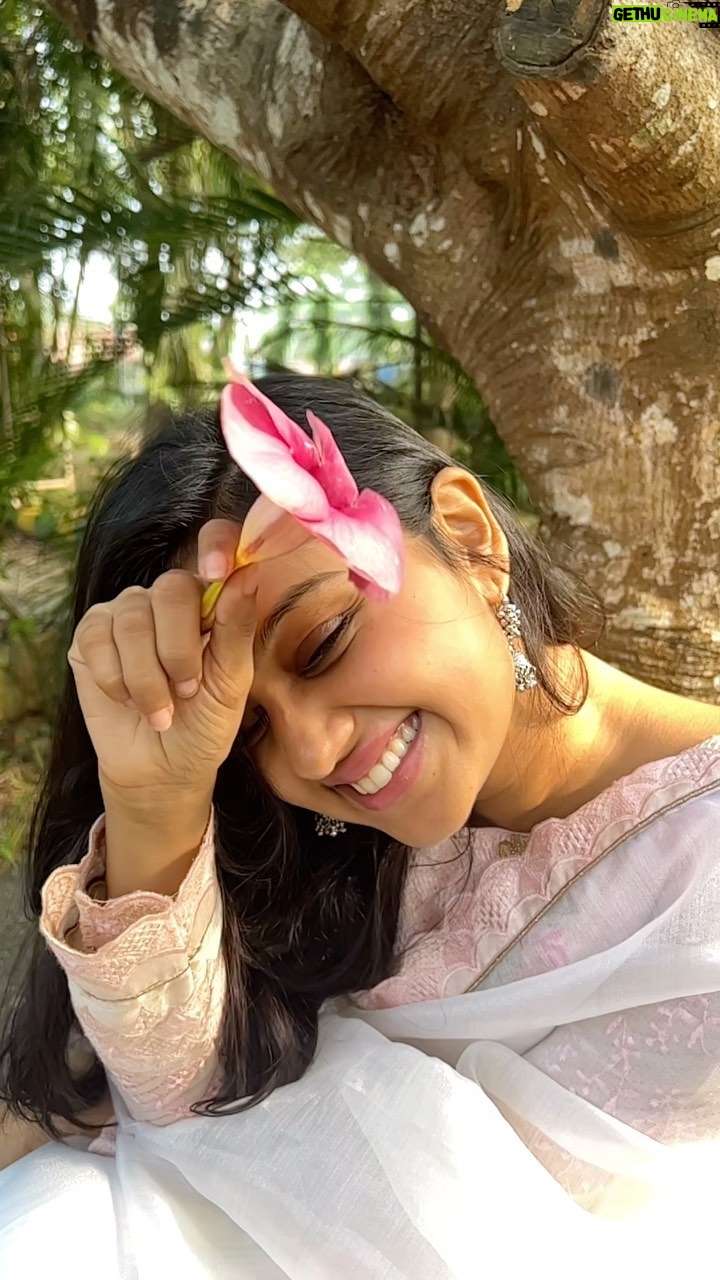 Tanvi Rao Instagram - When my eyes met your eyes and the world seemed brighter .. πβ¨ Very much inspired by @sush_bhat βs aesthetic πΈA bigggg fan of her videos !π This elegant saree by @maynadesignerstudio VC: @swarnagowri8 #saree #indianwear #ethnic #fashion #collaboration #styling #elegant #beautiful #photooftheday #photoshoot #modeling #reels #trendingreels #trending #hoshwalonkokhabarkya #love #actor #tanvirao Mangalore, Karnataka, India