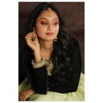 Tanvi Rao Instagram - Look to the left and say- "I'm thinking of you" 🌱 Make up and hair: @makeupbyshwethasudhi Jewelery: @shwethasudhijewellery Costume: @ayra_designer.__studio #photoshoot #photography #photos #model #actor #makeupartist #makeover #expression #love #nostalgia #latamangeshkar #bahonmeinchaleaao #tanvirao Bangalore, India