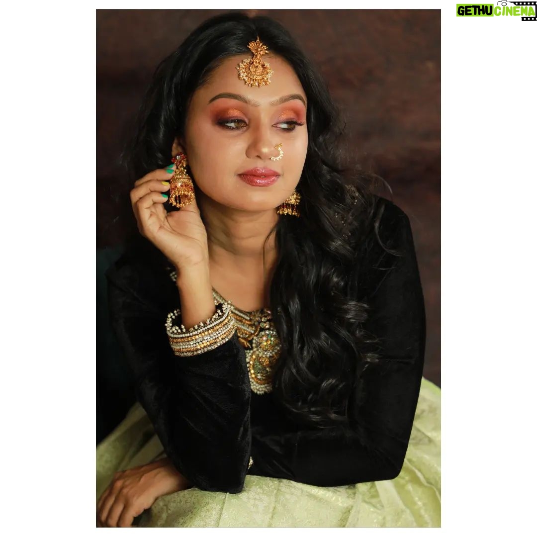 Tanvi Rao Instagram - Look to the left and say- "I'm thinking of you" 🌱 Make up and hair: @makeupbyshwethasudhi Jewelery: @shwethasudhijewellery Costume: @ayra_designer.__studio #photoshoot #photography #photos #model #actor #makeupartist #makeover #expression #love #nostalgia #latamangeshkar #bahonmeinchaleaao #tanvirao Bangalore, India